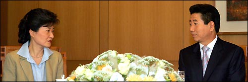 지난 2005년 9월 7일 당시 노무현 대통령과 박근혜 한나라당 대표가 청와대에서 회담을 위해 마주 앉았다.